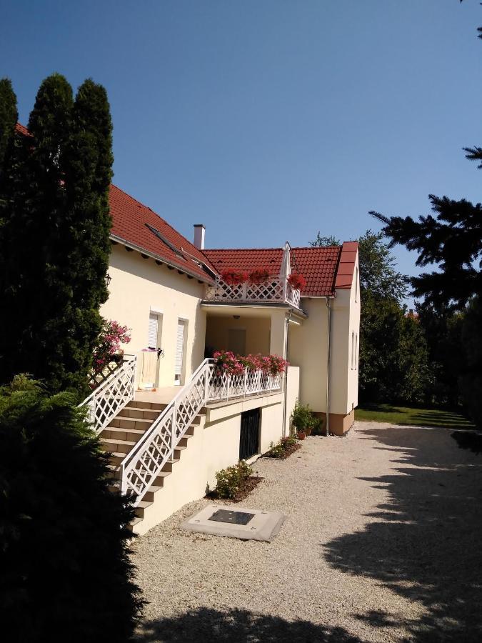 Boglarka Apartmanhaz Apartment Balatonfured Exterior photo